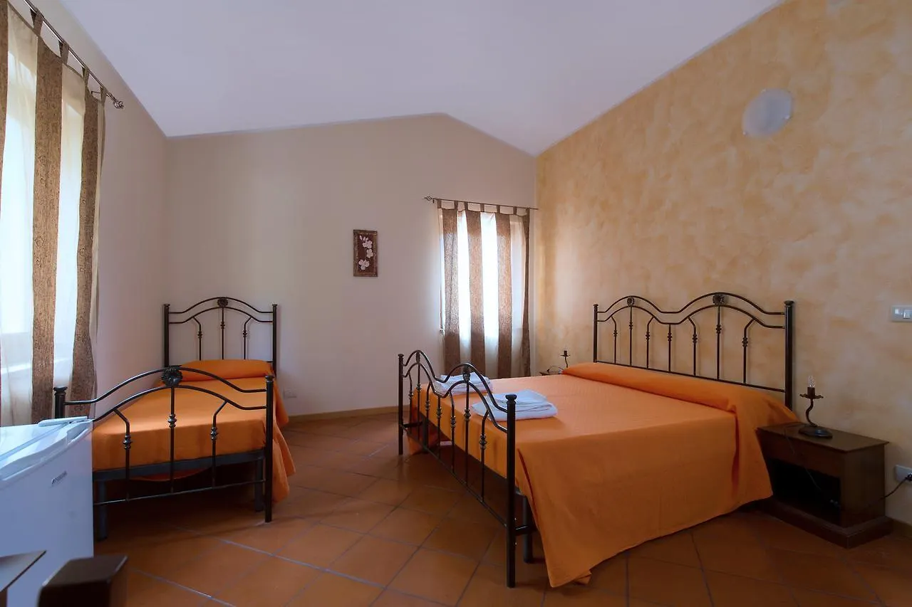 مزرعة للإقامة Turismo Rurale Il Sole Sant'Angelo di Brolo إيطاليا